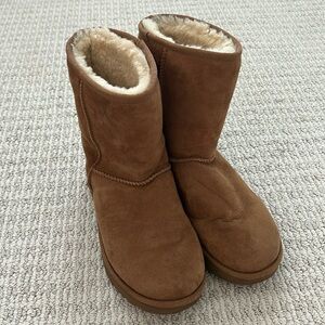 UGG Classic Short Boots in Chestnut Size 8